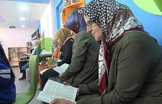 Yalova’da dedeler ve nineler, torunlarıyla kitap...