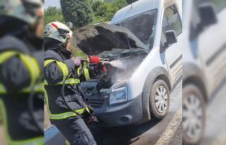 Yalova’da seyir halindeki kamyonet alevlere teslim...