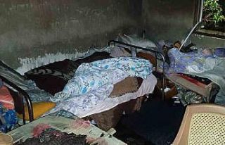 Yanan evden çıkmayan engelli yaşlı adam dumandan...