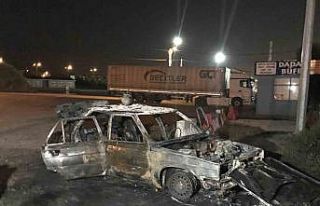 Yanan otomobili bırakıp kaçtı: Aracın üzerindeki...