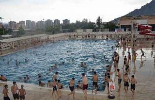 Yaz yağmuru gençlerin havuz keyfini engellemedi