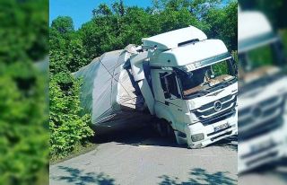 Yem yüklü tır devrildi, yol trafiğe kapandı