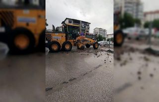 Yenimahalle’de kuvvetli sağanak mesaisi