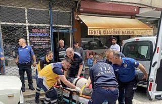 Yere düşerken başını masaya çarpan işçi hayatını...