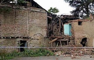 Yıldırım düşen boş haldeki evde yangın çıktı