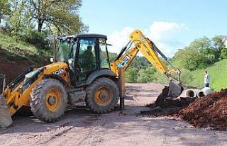 Yol bakım ve onarım çalışmalarını sürdürüyor