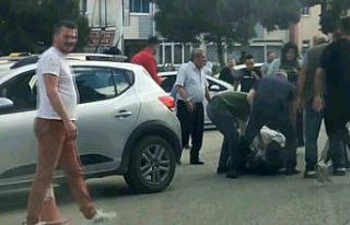 Yol ortasındaki taksi sürücüsü ve vatandaşın...