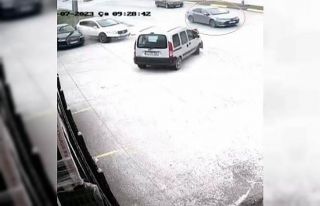 Yola kontrolsüz çıkan otomobil kazaya sebep oldu