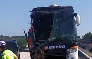 Yolcu otobüsü kamyona çarptı: 14 yaralı