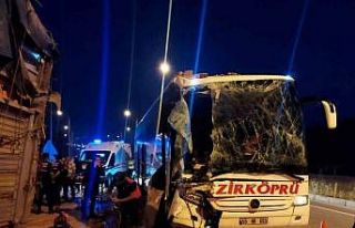 Yolcu otobüsü tuğla yüklü tıra çarptı:1 ölü,...