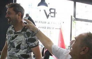 Yolda bulunan karga, kuaför salonunun maskotu oldu:...
