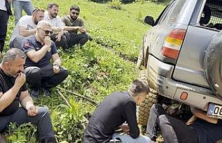 Yolda kalan arkadaşlarının durumunu çekirdek çitleyerek...