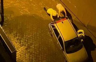 Yolda mahsur kalan aracın imdadına trafik polisleri...