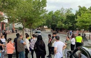 Yolu kapatıp CHP’li belediyeye tepki gösterdiler