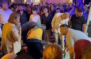 Yolun karşısına geçmek isteyen yayaya minibüs...