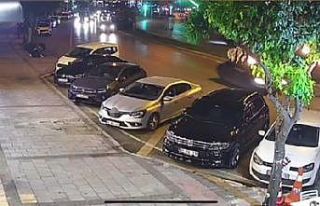 Yolun karşısına koşan gence otomobil çarptı,...