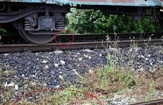 Yük treninin çarptığı yaşlı adam ağır yaralandı