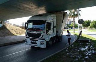 Yüksekliği hesap edemeyen tır sürücüsü alt...