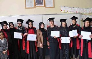 Yüksekova’da 18 kadın ilkokuldan mezun oldu