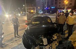 Yüksekova’da aracıyla elektrik direğine çarpan...