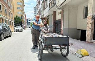 Yürümekte güçlük çeken eşini 3 tekerlekli bisikletle...