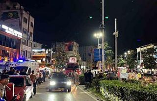 Zabıtadan kaçan dilenci aydınlatma direğine çıktı,...