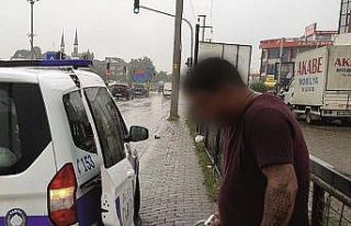 Zabıtaların yakaladığı dilenci yürüteçle geldi,...