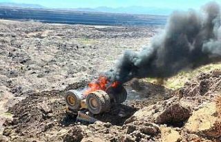 Zemin kaydı dev kamyon devrilip yandı, sürücü...