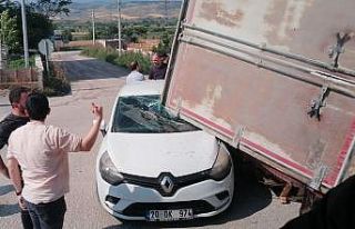 Zincirleme kazaya karışan araç, yoldan geçen otomobilin...