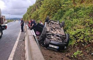 Zonguldak’ta otomobil bariyere çarparak takla attı:...