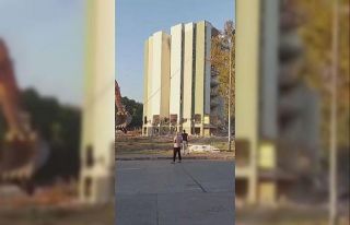 10 katlı bina 2 iş makinesine bağlanan çelik halatlarla...