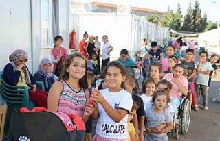 10 yaşındaki depremzede, oyuncaklarını kendi gibi...