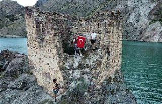 15 Temmuz anısına sular altında kalan kaleye Türk...