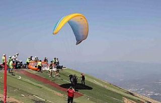 18 ülkeden 101 paraşütçü Çameli semalarını...