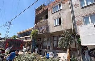 3 katlı binadan kamyon kamyon çöp çıktı