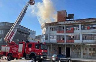 3 katlı mobilya atölyesinin terası alevlere teslim...