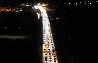 43 ilin geçiş güzergahında gece yarısı yoğunluk:...