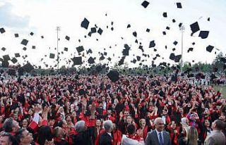 4 bin 500 üniversiteli mezuniyet sevinci yaşadı