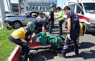 4 kişinin yaralandığı kazada şoka giren sürücü...