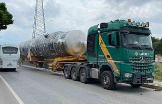 55 metre uzunluğunda yükle kavşaktan geçemedi,...