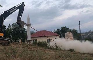 5.5’lik depremde hasar alan minare halatla yıkıldı