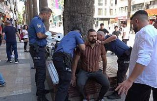 6 yerinden bıçaklandı, polislerin yanına kaçarak...