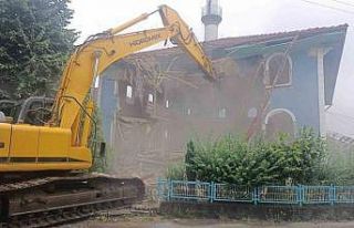 71 yıllık cami ekiplerce yıkıldı