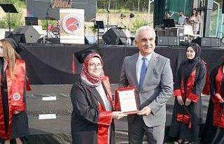 82 yaşında üniversiteden fakülte üçüncüsü...