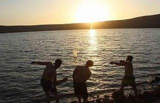 Acıgöl gün batımında çok sayıda ziyaretçiye...