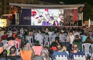 Açık havada Tosun Paşa filmine yoğun ilgi