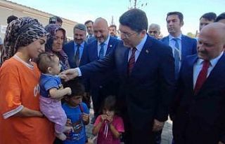 Adalet Bakanı Yılmaz Tunç, depremzedelerle bir...