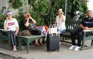 Adana’da deprem: Kimi valizini, kimi bebeğini alıp...