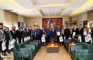 Adana’da el bombası ele geçiren polis ve bekçilere...