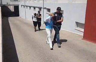 Adana’da sokakta uyuşturucu sattığı öne sürülen...